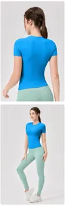Dettaglio della maglietta da yoga blu e dei leggings verde menta in tessuto traspirante