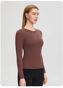 Haut de yoga marron à manches longues avec tissu de sport hautement élastique et moulant