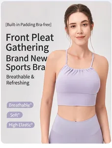 Detailansicht der Raffung vorne am atmungsaktiven lila Sport-BH mit Neckholder-Trägern