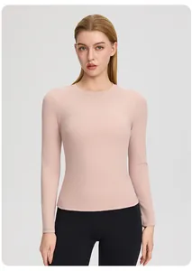 Détail du t-shirt de yoga rose à manches longues avec col rond et tissu élastique ajusté