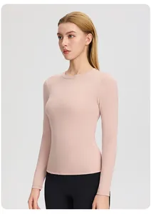 Haut de yoga rose à manches longues, coupe ajustée, tissu élastique et col rond