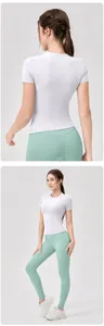 Vista dettagliata fronte e retro di una t-shirt bianca da yoga e leggings verde menta