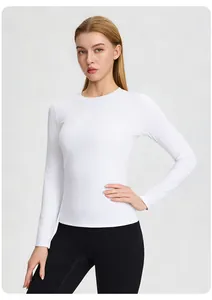 Détail d'un t-shirt de yoga blanc à manches longues en tissu élastique de haute qualité