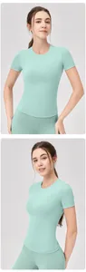 Dettaglio della maglietta da yoga verde menta slim fit con tessuto traspirante elastico