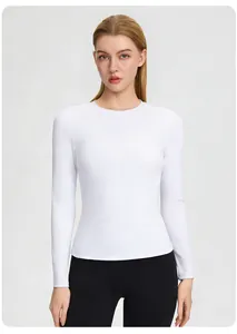Vue de face d'un t-shirt de yoga blanc à manches longues et col rond pour femmes