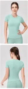 Vista frontale e posteriore della maglietta yoga slim fit verde menta e dei leggings set