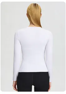 Vue arrière d'un t-shirt de sport blanc à manches longues en tissu respirant et moulant