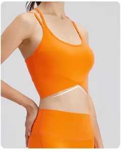 Détail du soutien-gorge de sport orange avec ourlet croisé et tissu extensible