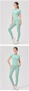 Dettaglio del set da yoga verde menta con t-shirt a maniche corte e leggings sportivi