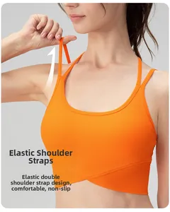 Détail des doubles bretelles élastiques sur un soutien-gorge de sport yoga respirant
