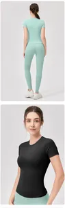 Vista anteriore e posteriore del set yoga con t-shirt aderente e leggings a vita alta