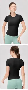 Dettaglio fronte e retro della t-shirt sportiva nera da donna con tessuto elasticizzato slim