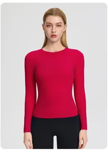 Vue détaillée d'un haut de yoga ajusté rose fuchsia à manches longues pour femme avec col rond
