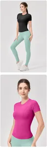 Dettaglio della trama del tessuto elastico di maglie da yoga e leggings a vita alta