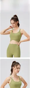 Détail de l'ensemble de yoga vert olive avec tissu élastique et brassière à ourlet croisé