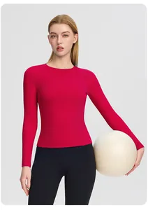 Haut de yoga rose à manches longues et coupe ajustée en tissu respirant avec ballon