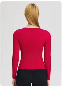 Détail de la vue arrière d'un haut de yoga fuchsia ajusté pour femme avec col ras du cou