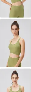 Détail d'un ensemble de yoga vert avocat avec ourlet croisé et legging taille haute