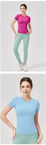 Dettaglio della maglietta da yoga slim fit nei colori rosso rosa e azzurro girocollo