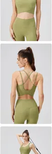 Détails de l'ensemble de yoga vert olive avec brassière croisée et legging taille haute