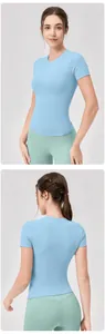 Vista frontale e posteriore della maglietta da yoga azzurra slim fit in tessuto traspirante