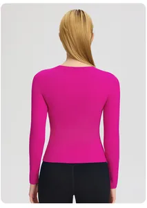 Détail de la vue arrière d'un haut de yoga fuchsia à manches longues et coupe ajustée