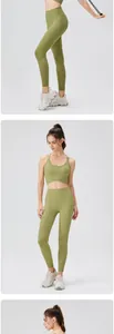 Détail de la brassière de sport à ourlet croisé et legging taille haute vert olive