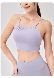 Detalle del top de yoga lavanda con pliegues delicados y dobladillo elástico de soporte