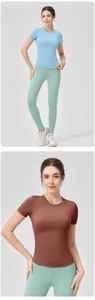 Dettaglio della maglietta da yoga slim fit a girocollo in tessuto elastico traspirante