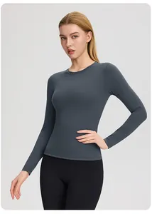Détail du haut de yoga gris anthracite ajusté avec un tissu élastique respirant
