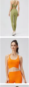 Détail d'un soutien-gorge de yoga dos croisé et gilet de sport en vert et orange