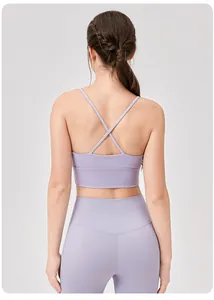 Detalle del sujetador de yoga lavanda con un elegante diseño de espalda cruzada y tirantes