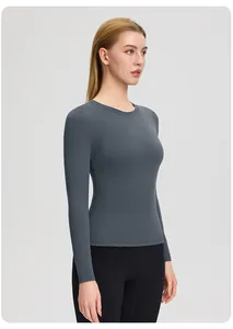 Vue latérale du haut de yoga à manches longues bleu-gris montrant le tissu élastique