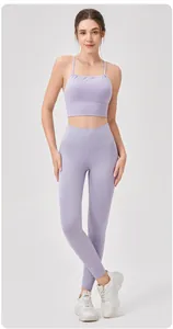 Vista completa de conjunto de yoga lila con top de cuello halter y leggings de cintura alta
