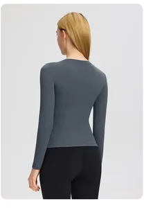 Vue arrière d'un t-shirt de sport gris à manches longues en matière très élastique