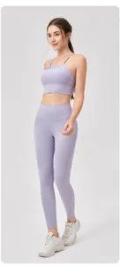 Detalle del conjunto de yoga lila con leggings de cintura alta y top corto fruncido