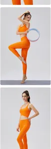 Détail d'un ensemble de yoga orange avec brassière croisée et leggings taille haute
