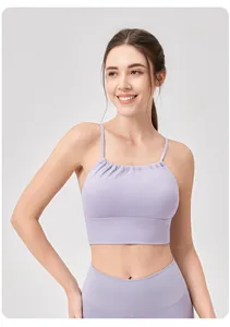 Detalle del sujetador deportivo lavanda con tirantes finos y fruncido en la tela suave