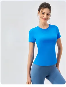 Détail d'un t-shirt de yoga ajusté avec coussinets intégrés en couleur bleu électrique