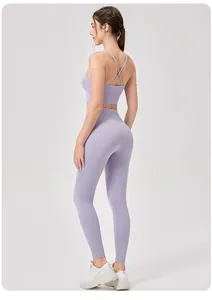Detalle de conjunto de yoga violeta claro con sujetador de espalda cruzada y mallas de cintura alta