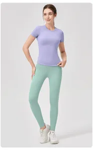 Dettaglio della t-shirt da yoga lavanda aderente e dei leggings a vita alta verde menta