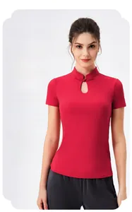 Détail du bouton chinois et du col montant sur le t-shirt de yoga rouge avec coussinets
