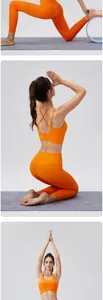 Détail de l'ensemble de yoga orange avec brassière croisée et leggings pour le fitness