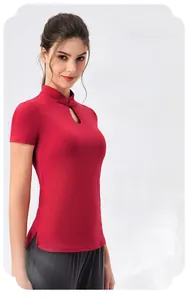 Détail d'un haut de yoga rouge avec col chinois traditionnel et bouton ajouré élégant