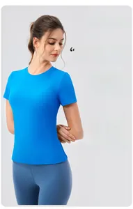 Détail du t-shirt de yoga bleu montrant la texture du tissu respirant et extensible