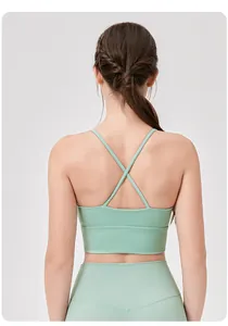 Detalle de los tirantes cruzados del sujetador deportivo verde menta y leggings de talle alto
