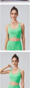Vue détaillée de l'ensemble de yoga vert menthe avec ourlet croisé et coupe ajustée