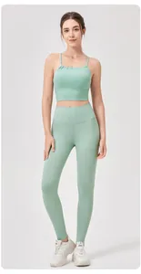 Conjunto de yoga verde menta con sujetador deportivo fruncido y mallas de talle alto