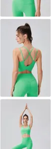 Détail de la texture du tissu et des bretelles croisées du soutien-gorge de yoga vert citron