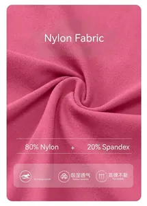 Gros plan du tissu 80% nylon 20% élasthanne rose avec une élasticité élevée et douceur